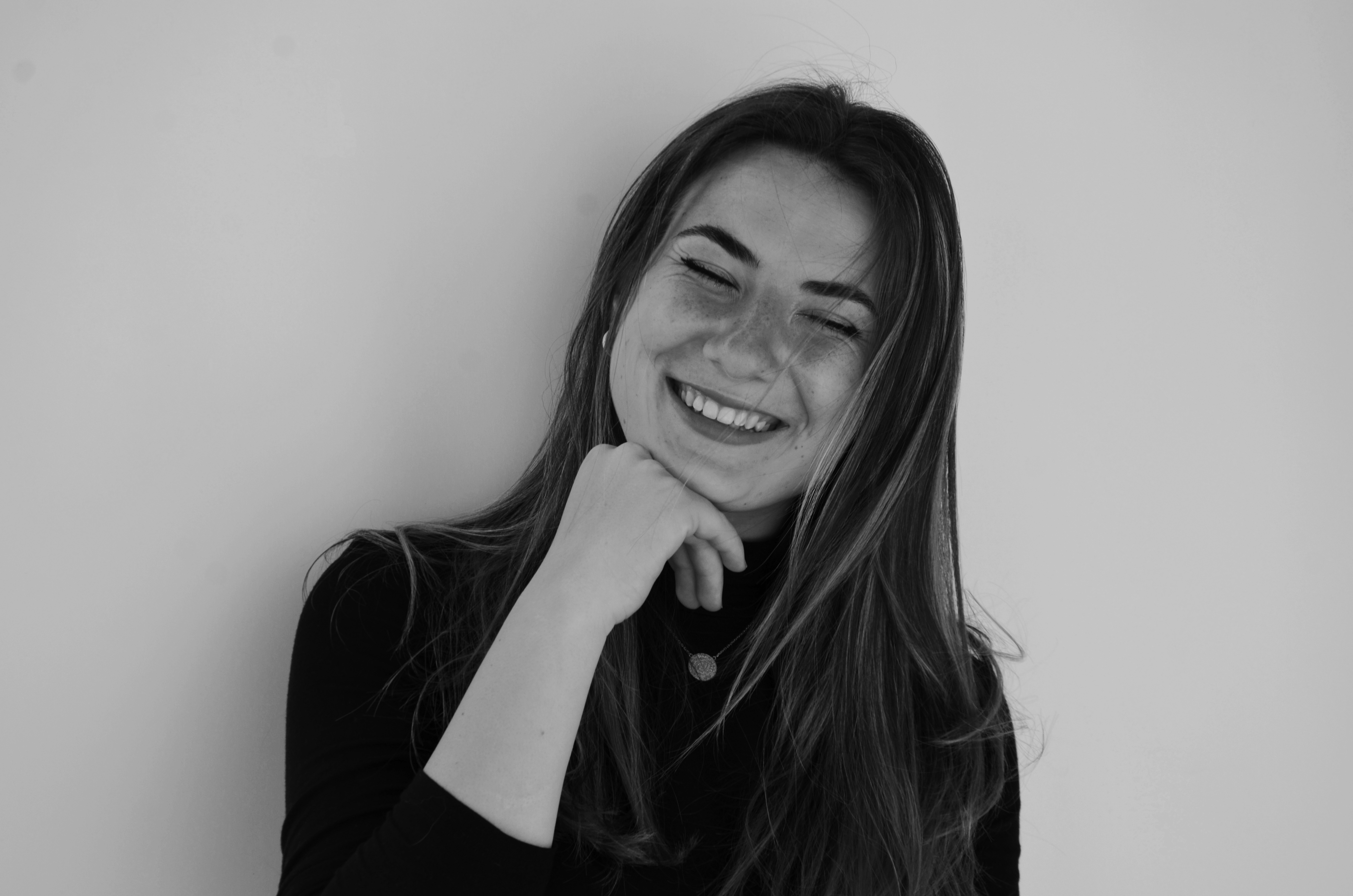 Portrait von Judith Tavella mit VR-Headset